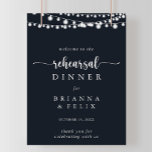Rustikale Saitenlichter Probe Abendessen Begrüßung Poster<br><div class="desc">Diese rustikale Saitenlampe Probe Dinner Willkommensschild ist perfekt für eine einfache Hochzeitsfeier Probe. Das Design zeichnet sich durch schöne handbemalte Saitenleuchten in dunkelblauem Hintergrund aus.</div>