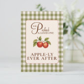 Rustikale Salbeigrüne Gingham-Apfel-Brautparty Begleitkarte (Stehend Vorderseite)