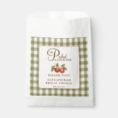 Rustikale Salbeigrüne Gingham-Apfel-Brautparty Geschenktütchen (Vorderseite)