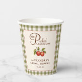 Rustikale Salbeigrüne Gingham-Apfel-Brautparty Pappbecher (Vorderseite)