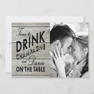 Rustikale Save the Date Zeit, Champagner zu trinke