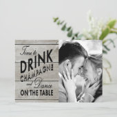 Rustikale Save the Date Zeit, Champagner zu trinke (Stehend Vorderseite)