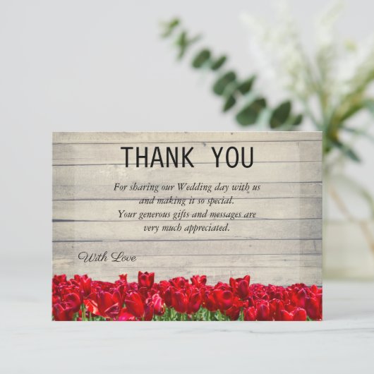 Rustikale Scheune mit roten Tulpen danke Karte (Stehend Vorderseite)