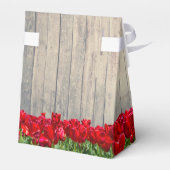 Rustikale Scheune mit roten Tulpen Geschenkschachtel (Rückseite)