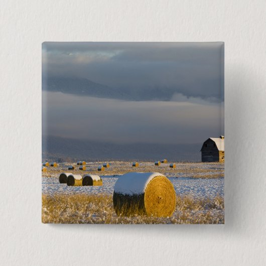 Rustikale Scheune und Heuballen nach frischem Schn Button (Vorderseite)