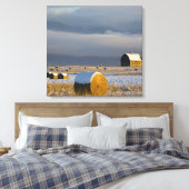 Rustikale Scheune und Heuballen nach frischem Schn Leinwanddruck (Insitu (Schlafzimmer))
