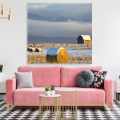 Rustikale Scheune und Heuballen nach frischem Schn Leinwanddruck (Insitu (Wohnzimmer))