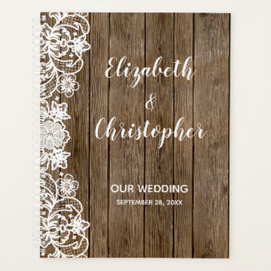 Rustikale Scheunen-Hochzeit in Weiß mit Kalligrafi Planer