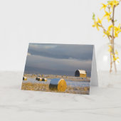 Rustikale Scheunen- und Heuballen nach einem Karte (Gelbe Blume)