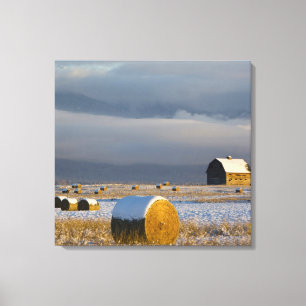 Rustikale Scheunen- und Heuballen nach einem Leinwanddruck