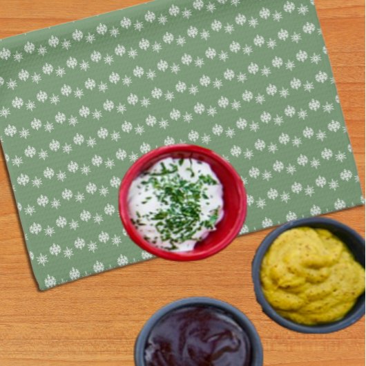 Rustikale Schneeflocken, grün und weiß Geschirrtuch