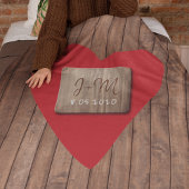 Rustikale Schnittholzpaare mit Monogramm-Initialen Fleecedecke
