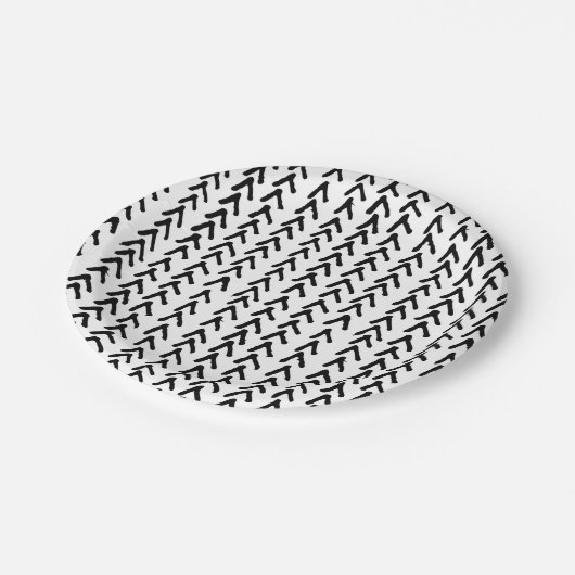 Rustikale schwarze Teller für Tribal-Muster (Schrägansicht)