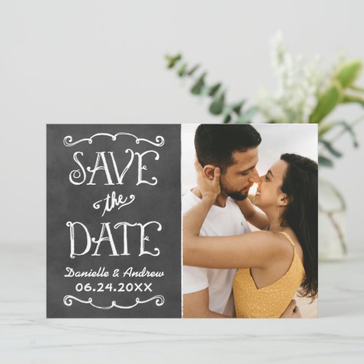 Rustikale Script Chalkboard Wedding Black Save The Date (Stehend Vorderseite)
