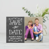 Rustikale Script Chalkboard Wedding Black Save The Date (Stehend Vorderseite)