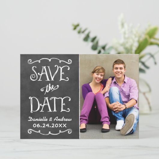 Rustikale Script Chalkboard Wedding Black Save The Date (Stehend Vorderseite)