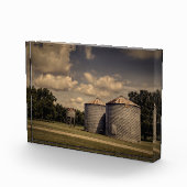 Rustikale Silos in ruhiger Umgebung unter flauschi Fotoblock (Rechts)