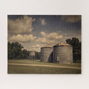 Rustikale Silos in ruhiger Umgebung unter flauschi Puzzle