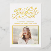 Rustikale Skriptklasse 2024 Abschluss Gold Folieneinladung (Vorderseite)