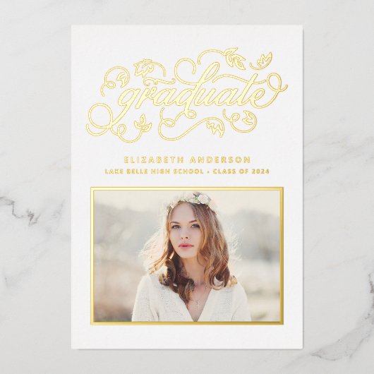 Rustikale Skriptklasse 2024 Abschluss Gold Folieneinladung (Vorderseite)