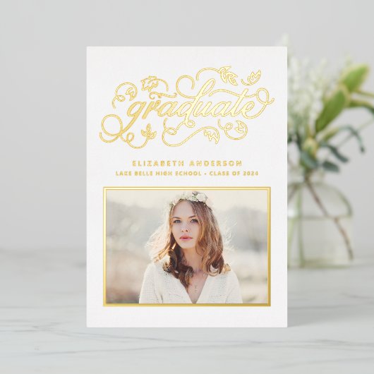 Rustikale Skriptklasse 2024 Abschluss Gold Folieneinladung (Stehend vorne)