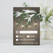 Rustikale Snow Evergreen Lantern Wedding RSVP Kart (Stehend Vorderseite)