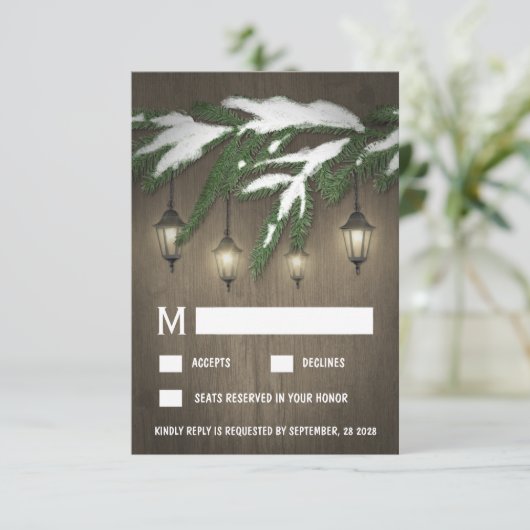 Rustikale Snow Evergreen Lantern Wedding RSVP Kart (Stehend Vorderseite)