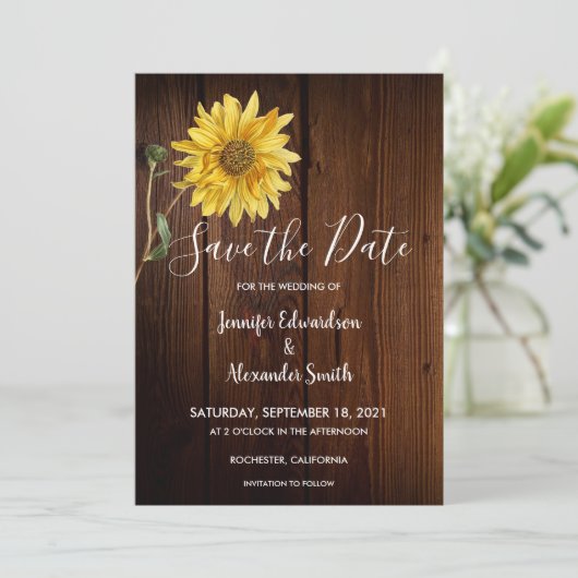 Rustikale Sonnenblume auf Stallenholz Hochzeit Save The Date (Stehend Vorderseite)