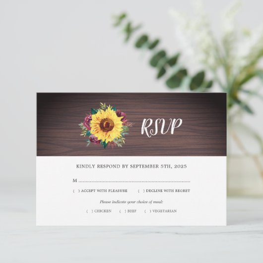 Rustikale Sonnenblume Burgund Rose Wood Wedding Me RSVP Karte (Stehend Vorderseite)