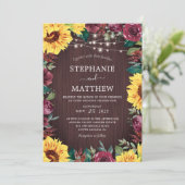 Rustikale Sonnenblume Burgundy Lights Wood Wedding Einladung (Stehend Vorderseite)