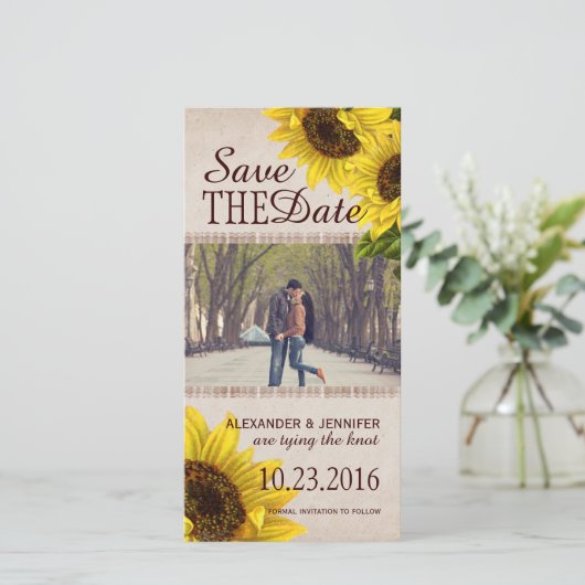 Rustikale Sonnenblume Save the Date Foto Cards (Stehend Vorderseite)
