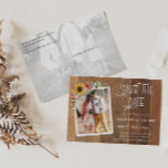 Rustikale Sonnenblumen 2 Foto Holz Save the Date Postkarte<br><div class="desc">Rustikale Sonnenblumen 2 Foto Holz Save the Date Postcard - Verkünden Sie Ihr Hochzeitstag mit unserer rustikalen Save the Date Postkarte. Auf der Postkarte befinden sich 2 Fotos, vorne mit herrlichen Sonnenblumen, Babyatmen, Baumwolle und Grün, umgeben von einem einfachen Rahmen auf Holzboden, das zweite Foto als Hintergrund auf der Rückseite...</div>