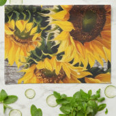 Rustikale Sonnenblumen auf der Tafel Print Geschirrtuch (Gefaltet)