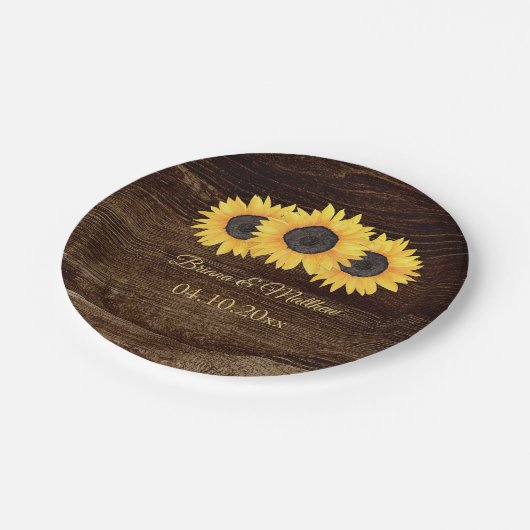 Rustikale Sonnenblumen auf Holzplatten Pappteller (Schrägansicht)