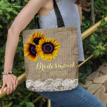 Rustikale Sonnenblumen begraben Hochzeitsjungfrau Tasche<br><div class="desc">Rustikale, elegante Sommer-oder Herbst-Hochzeit im Herbst stilvolle Brautjungfrau / Trauzeugin / Blume Mädchen Tote-Tasche auf beige Imitate Einbruch mit schönen gelben Sonnenblumenbouquets und weißen Spitzen Ränder auf beiden Seiten. Einfach mit dem Namen der Brautjungfrau auf der Vorderseite und mit dem Namen der Braut und des Bräutigams und dem Hochzeitstag auf...</div>