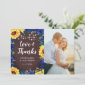 Rustikale Sonnenblumen Blaues Blumenholz Hochzeits Dankeskarte (Stehend Vorderseite)
