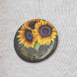 Rustikale Sonnenblumen Chalkboard Mutter der Braut Button<br><div class="desc">Die blühende rustikale Mutter des Brautknopfes mit einem Blumenstrauß auf einem dunkelgrauen Kalkboard-Hintergrund.             Sie können es mit Ihrem Text personalisieren!</div>