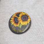 Rustikale Sonnenblumen Chalkboard Mutter des Bräut Button<br><div class="desc">Die blühende rustikale Mutter des Bräutigam-Hochzeitsknopfes mit einem Sonnenblumenstrauß auf dunkelgrauem Kalkboard-Hintergrund.             Sie können es mit Ihrem Text personalisieren!</div>