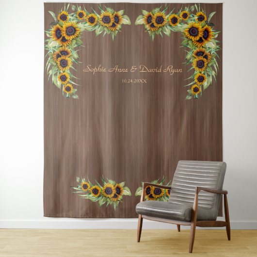 Rustikale Sonnenblumen Hochzeitshütte aus Holz und Wandteppich (Beispiel)