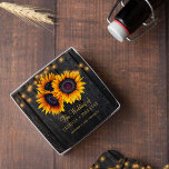 Rustikale Sonnenblumen, Holzleuchten Gastgeschenk  Glasuntersetzer<br><div class="desc">Rustikales Land Vintager personalisierter Drink Untersetzer im traditionellen Stil mit großen gelben goldblütigen Sonnenblumen und bunten Lichterketten auf dunkelbraunem Holzhintergrund und mit eleganter Goldtypografie-Schrift.              Neuerscheinungen Geschenk oder Gefallen für Herbst oder Herbst | elegantes rustikales Land | Hochzeitsfeiern im Garten im Garten.</div>