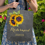 Rustikale Sonnenblumen Kalkboard Hochzeitsjury Tasche<br><div class="desc">Rustikale elegante Hochzeit im Herbst stilvolle Brautjungfrau / Trauzeugin / Blume Mädchen Tote Tasche auf dunkelgraue Kalkboard mit schönen gelben goldenen Sonnenblumenbouquets . Personalisieren Sie es mit dem Namen der Brautjungfrau auf der Vorderseite und mit den Namen der Braut und des Bräutigams und dem Hochzeitstag auf der Rückseite. — Füllen...</div>