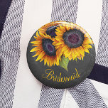 Rustikale Sonnenblumen Kalkbrettbrücke Button<br><div class="desc">Blumenstrauß mit einem Blumenstrauß auf dunkelgrauem Kalkboard-Hintergrund.             Sie können es mit Ihrem Text personalisieren!</div>