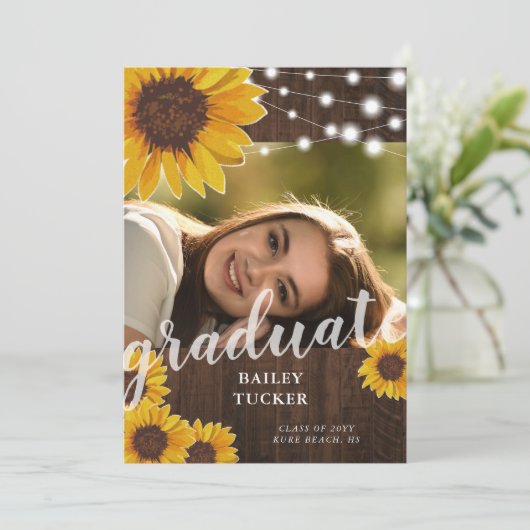 Rustikale Sonnenblumen String Lights Foto Abschlus Einladung (Stehend Vorderseite)