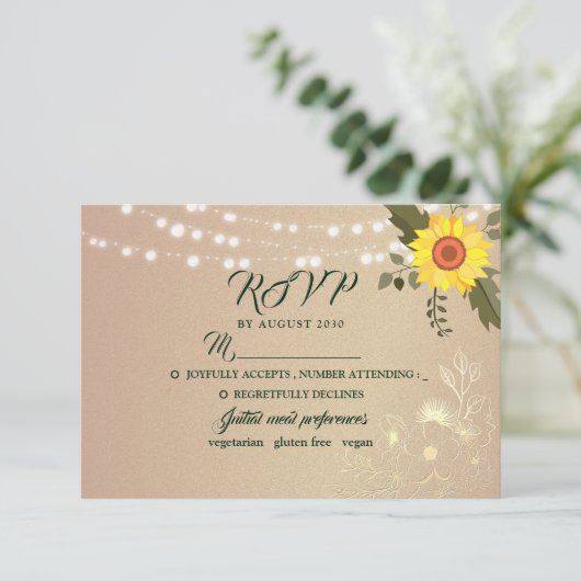 Rustikale Sonnenblumen-String-Lights Hochzeitsszen RSVP Karte (Stehend Vorderseite)