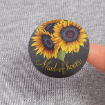 Rustikale Sonnenblumen Trauzeugin Button<br><div class="desc">Blumenstrauß mit rustikaler Trauzeugin auf dunkelgrauem Chalkboard-Hintergrund.             Sie können es mit Ihrem Text personalisieren!</div>