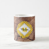 Rustikale Sonnenblumen und Holztextur Monogramm Kaffeetasse (Mittel)