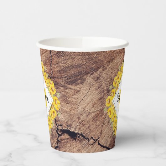 Rustikale Sonnenblumen und Holztextur Monogramm Pappbecher (Links)