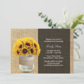 Rustikale Sonnenblumen und Mason Jar Burlap Brautp Einladung (Stehend Vorderseite)