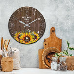 Rustikale Sonnenblumen und Name der Holzfamilie Große Wanduhr<br><div class="desc">Spaß,  personalisiertes Design. Macht das perfekte Geschenk für ein Haus Erwärmung,  Hochzeit,  oder jeden Anlass!</div>