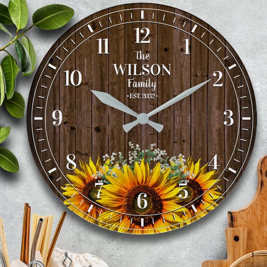 Rustikale Sonnenblumen und Name der Holzfamilie Große Wanduhr